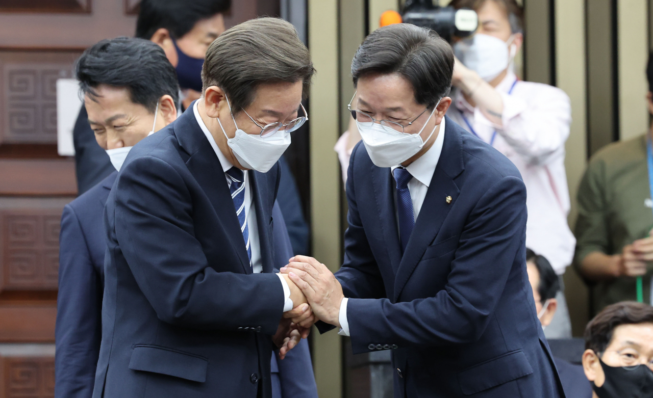 더불어민주당 이재명 의원(왼쪽)과 당대표 출마를 선언한 강병원 의원이 지난달 30일 오후 서울 여의도 국회에서 열린 의원총회에 참석하며 악수하고 있다. [연합]