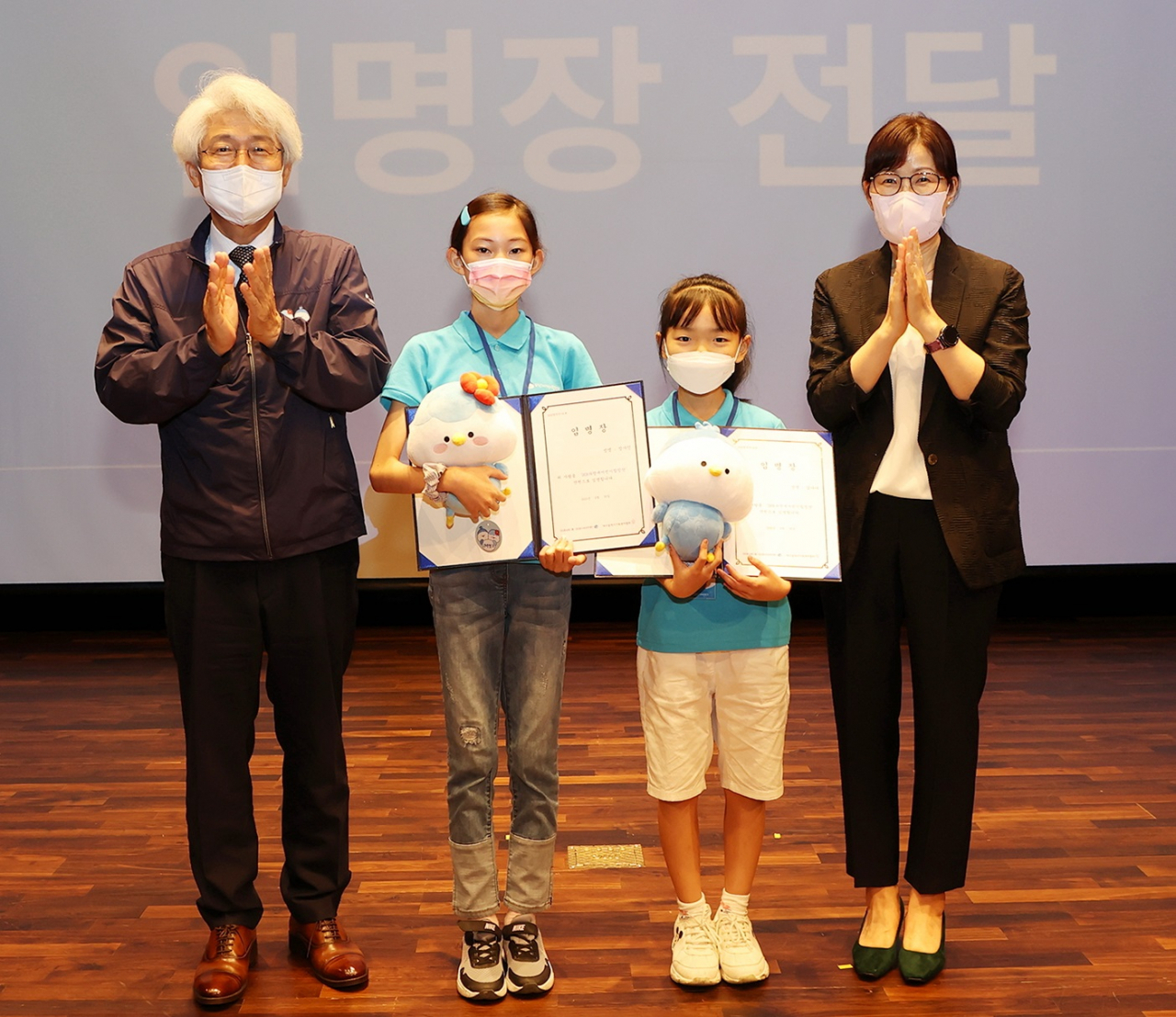 사진 왼쪽부터 김태오 DGB금융그룹 회장, DGB파랑새어린이합창단 단원들, 임시아 대구가족센터협회장.[DGB금융그룹 제공]