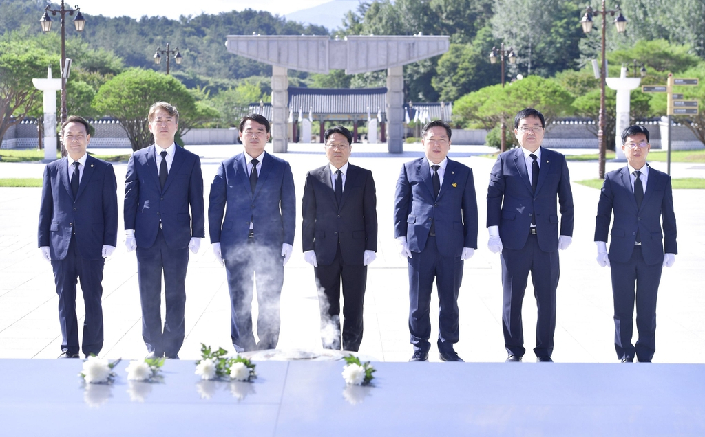 5.18 묘역 참배하는 시장 교육감 구청장