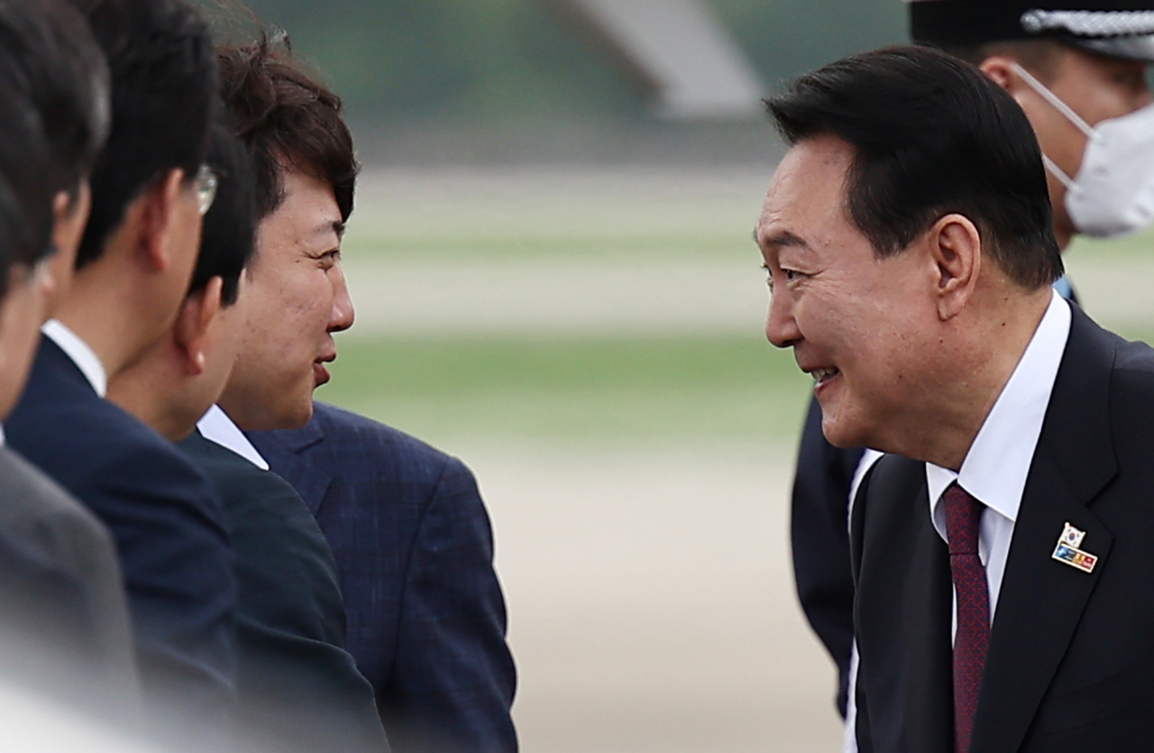 북대서양조약기구(NATO·나토) 정상회의 참석을 위해 3박5일간의 스페인 마드리드 방문을 마친 윤석열 대통령이 1일 성남 서울공항에 도착, 영접나온 국민의힘 이준석 대표와 인사하고 있다.[연합]