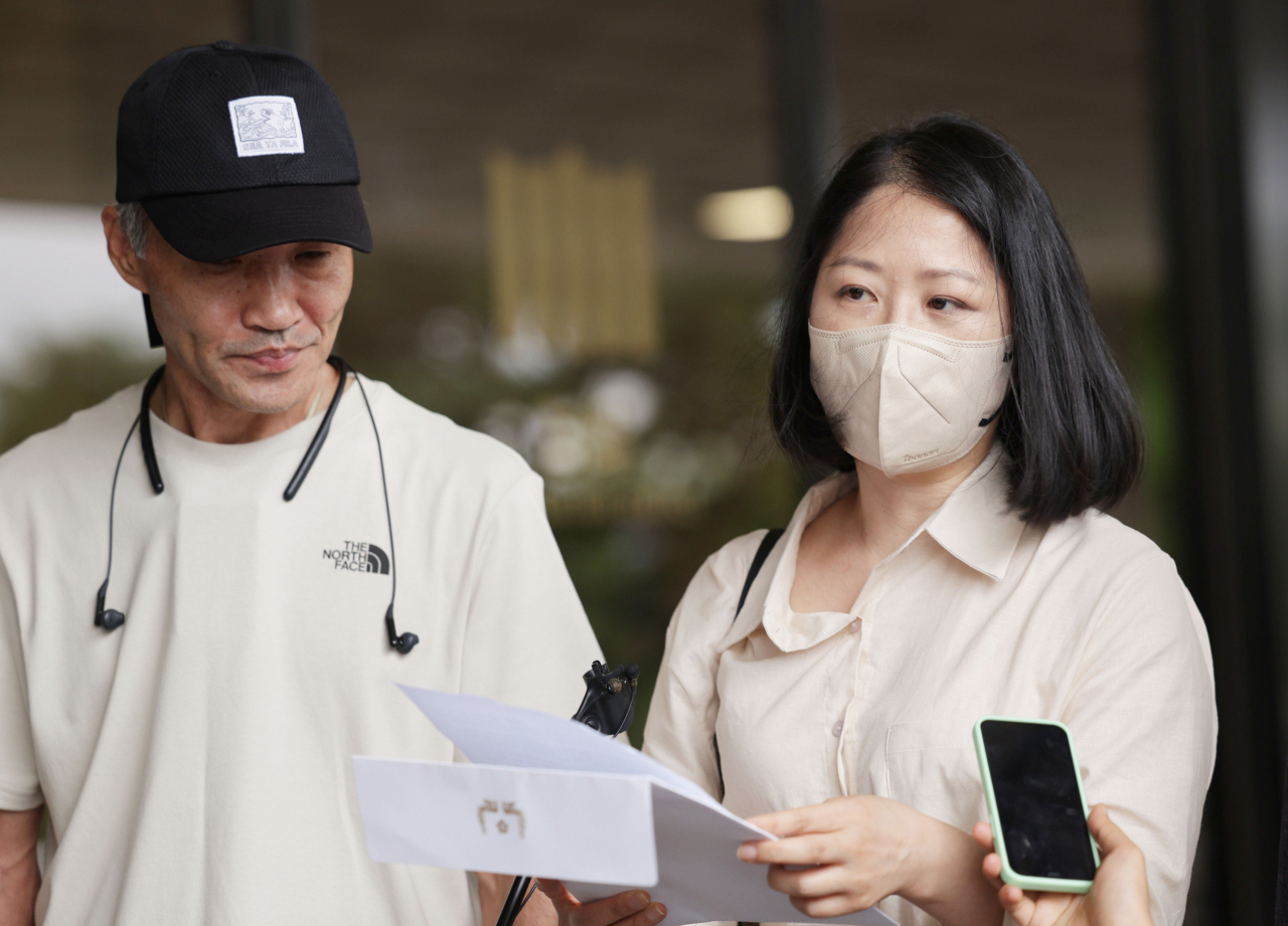 2020년 9월 북한군에 피살된 해양수산부 서해어업관리단 소속 공무원 고(故) 이대준 씨의 부인 권영미 씨가 29일 오후 서울 중앙지검 앞에서 입장문을 읽고 있다. 고 이대준 씨의 형 이래진 씨(왼쪽)는 지난 22일 서훈 전 국가안보실장과 김종호 전 청와대 민정수석, 이광철 전 민정비서관을 공무집행방해, 직권남용, 허위공문서작성 등 혐의로 서울중앙지검에 고발했다. [연합]