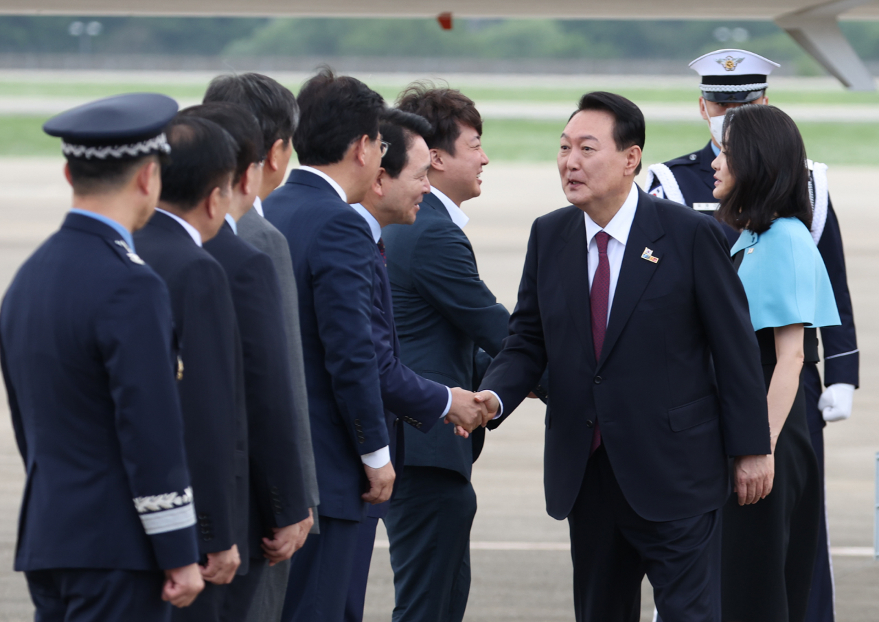 북대서양조약기구(NATO·나토) 정상회의 참석을 위해 3박5일간의 스페인 마드리드 방문을 마친 윤석열 대통령이 1일 성남 서울공항에 도착, 영접나온 국민의힘 이준석 대표, 성일종 정책위의장 등과 차례로 인사하고 있다. [연합]