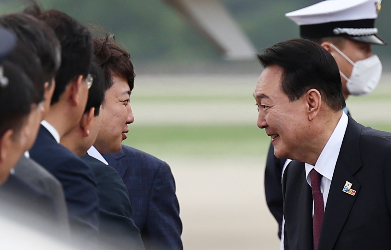 북대서양조약기구(NATO·나토) 정상회의 참석을 위해 3박5일간의 스페인 마드리드 방문을 마친 윤석열 대통령이 1일 성남 서울공항에 도착, 영접 나온 국민의힘 이준석 대표와 인사하고 있다. [연합]