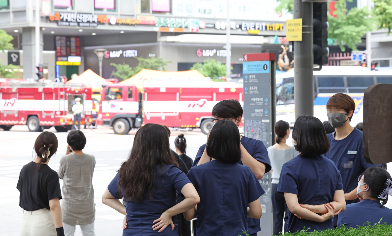 1일 9&sim;12층이 5분 이상 흔들린다는 신고가 들어온 서울 종로구 르메이에르 종로타운 빌딩에서 빌딩 내 병원 직원들이 대피해 이야기를 나누고 있다. [연합]