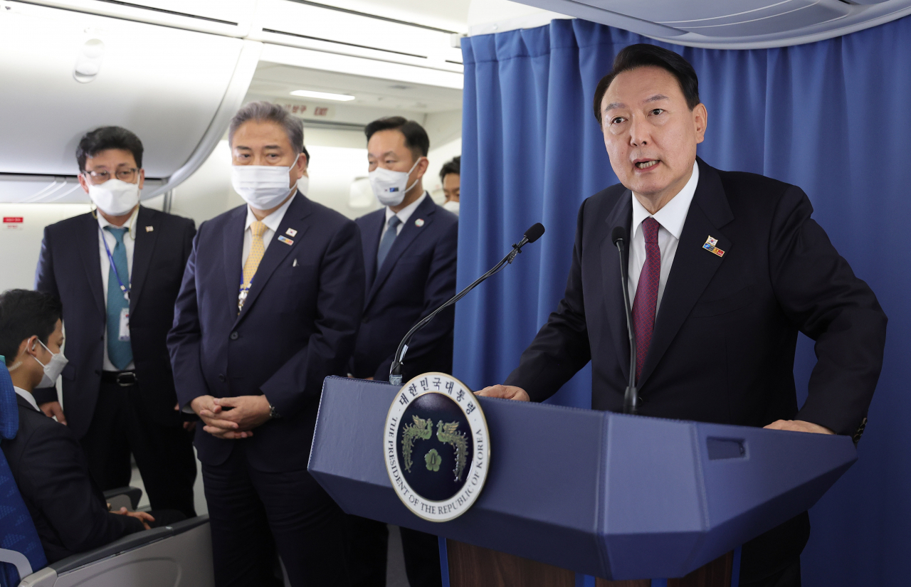 윤석열 대통령이 30일(현지시간) 북대서양조약기구(NATO·나토) 정상회의 참석을 마친 뒤 귀국길 공군 1호기에서 기자간담회를 하고 있다. [연합]