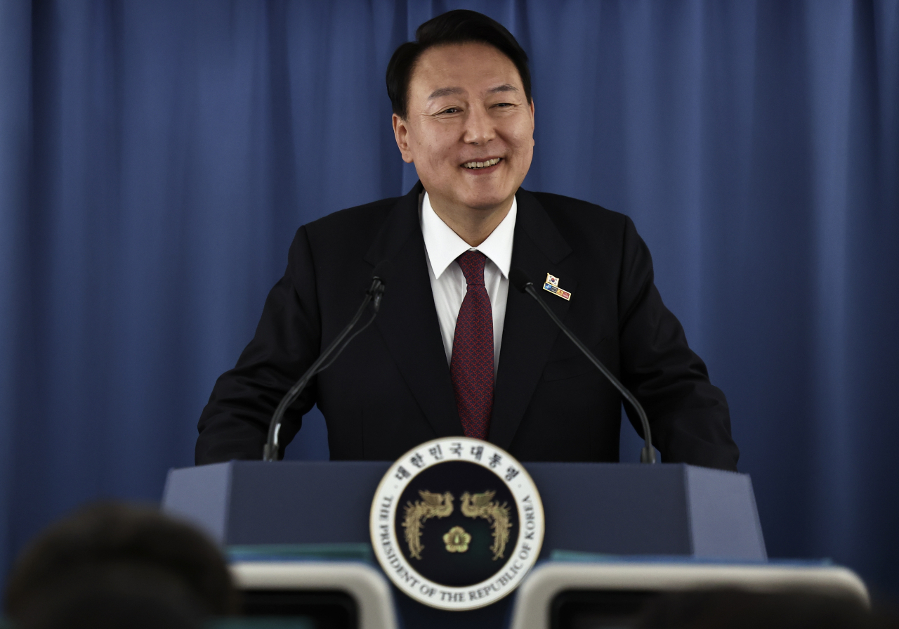 윤석열 대통령이 30일(현지시간) 북대서양조약기구(NATO·나토) 정상회의 참석을 마친 뒤 귀국길 공군 1호기에서 기자간담회를 하고 있다. [연합]