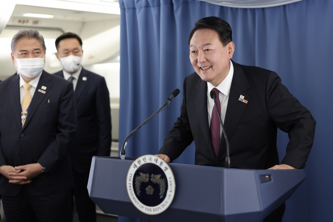 윤석열 대통령이 30일(현지시간) 북대서양조약기구(NATO·나토) 정상회의 참석을 마친 뒤 귀국길 공군 1호기에서 기자간담회를 하고 있다. [연합]