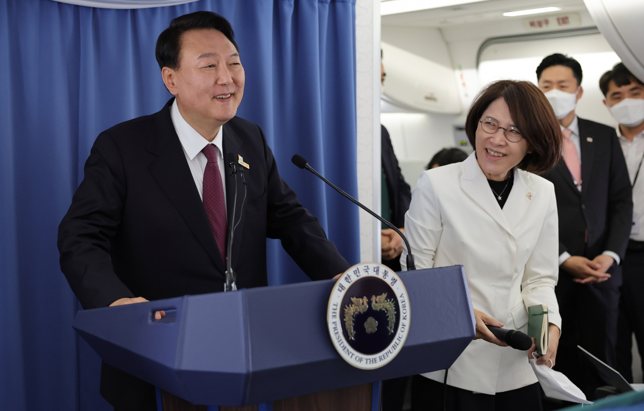 윤석열 대통령이 30일(현지시간) 북대서양조약기구(NATO·나토) 정상회의 참석을 마친 뒤 귀국길 공군 1호기에서 기자간담회를 하고 있다. [연합]