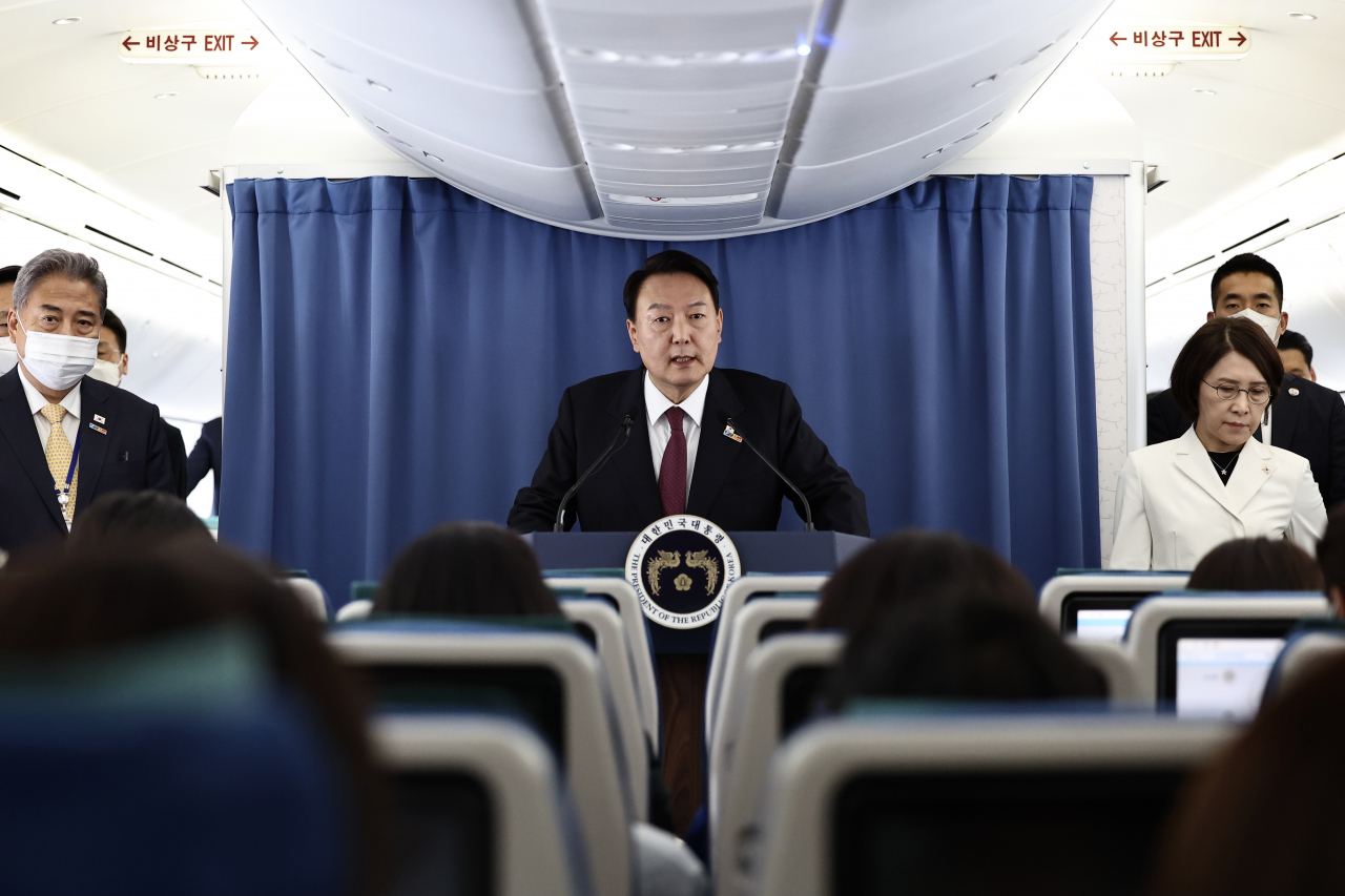 윤석열 대통령이 30일(현지시간) 북대서양조약기구(NATO·나토) 정상회의 참석을 마친 뒤 귀국길 공군 1호기에서 기자간담회를 하고 있다. [연합]