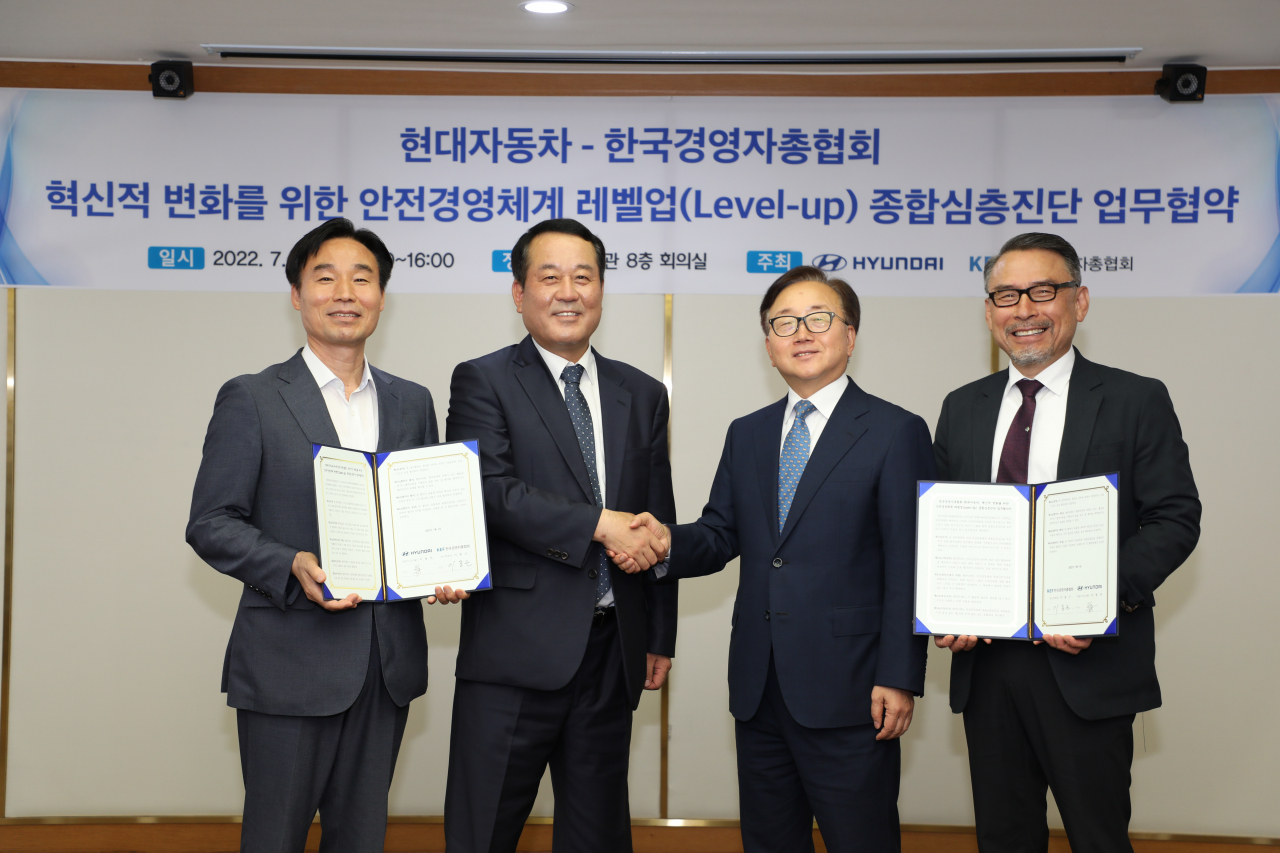 김규석(왼쪽부터) 산재예방감독정책관, 이동석 현대차 부사장(CSO), 이동근 경총 상근부회장, 함병호 한국교통대 교수가 1일 경총회관에서 열린 업무협약 체결식에서 기념 사진을 촬영하고 있다. [경총 제공]