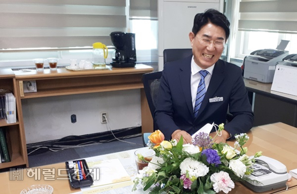 노관규 순천시장이 1일 오후 시청 브리핑룸을 찾아 출입기자단과 담소를 나누며 환하게 웃고 있다. /박대성 기자.