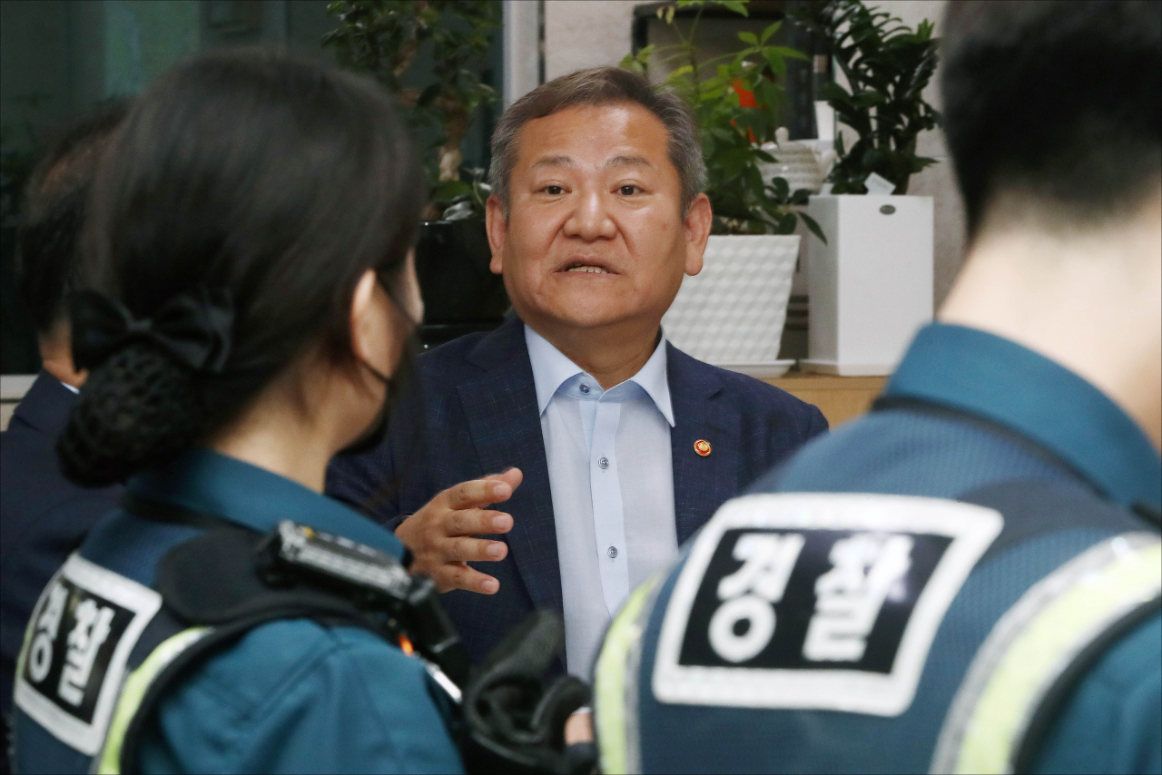 이상민 행정안전부 장관이 1일 오후 서울 마포구 서울 마포경찰서 산하 홍익지구대에서 일선 경찰관들과 간담회를 하고 있다. [연합]