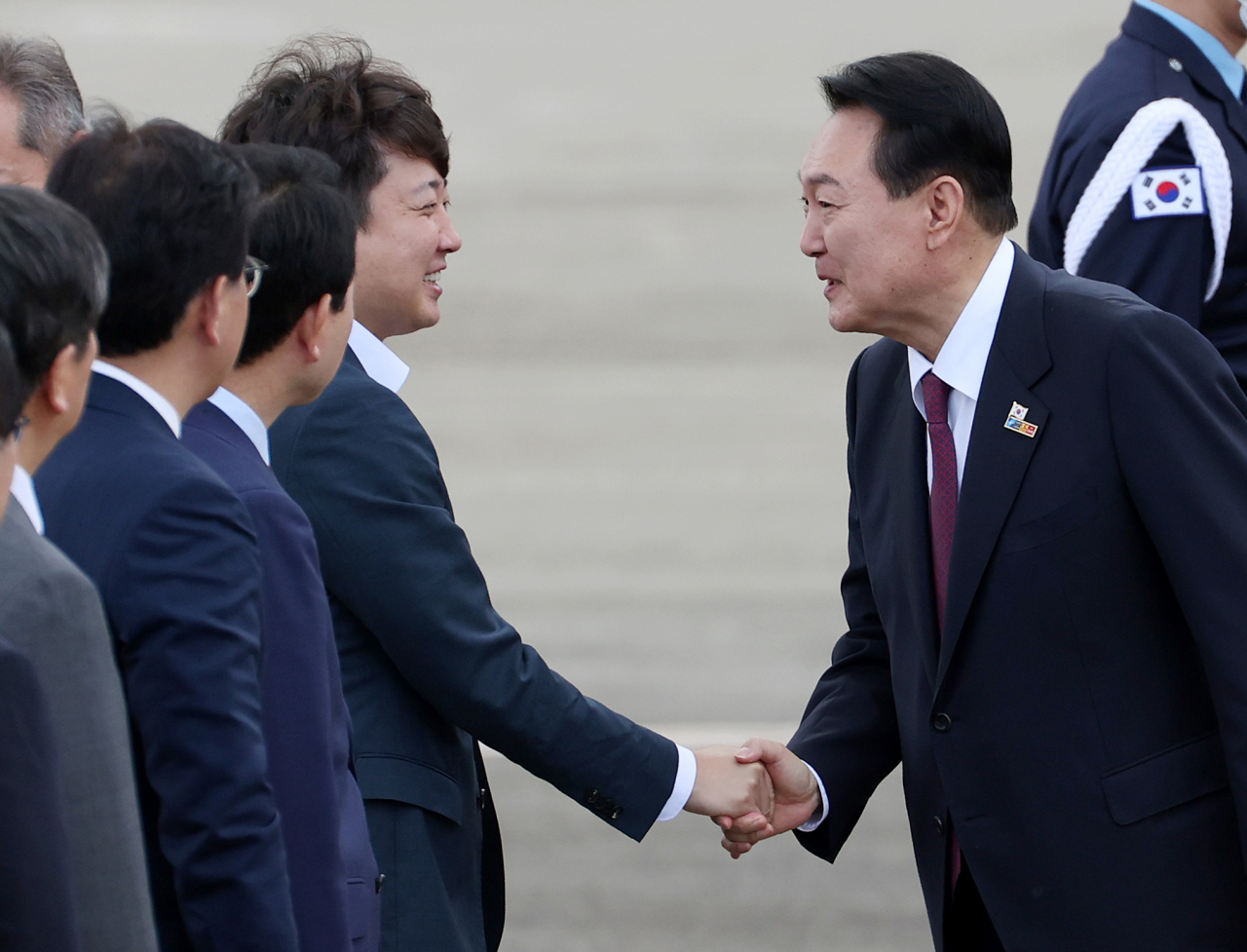 윤석열 대통령이 1일 북대서양조약기구(NATO·나토) 정상회의 참석을 마치고 성남 서울공항에 도착, 국민의힘 이준석 대표와 악수하고 있다. [연합]