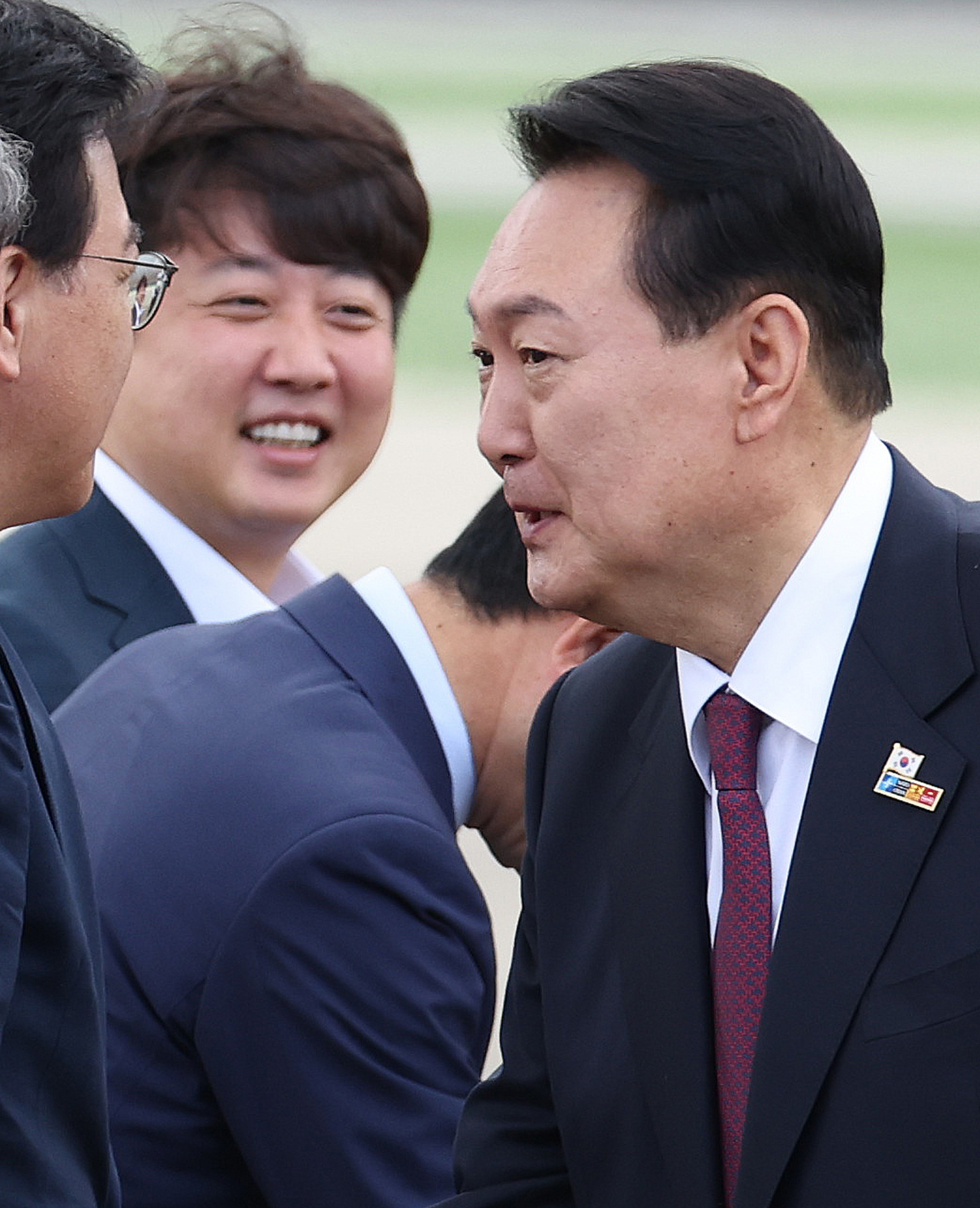 북대서양조약기구(NATO·나토) 정상회의 참석을 위해 3박5일간의 스페인 마드리드 방문을 마친 윤석열 대통령이 1일 성남 서울공항에 도착, 영접나온 국민의힘 이준석 대표 등 지도부와 차례로 인사하고 있다. [연합]