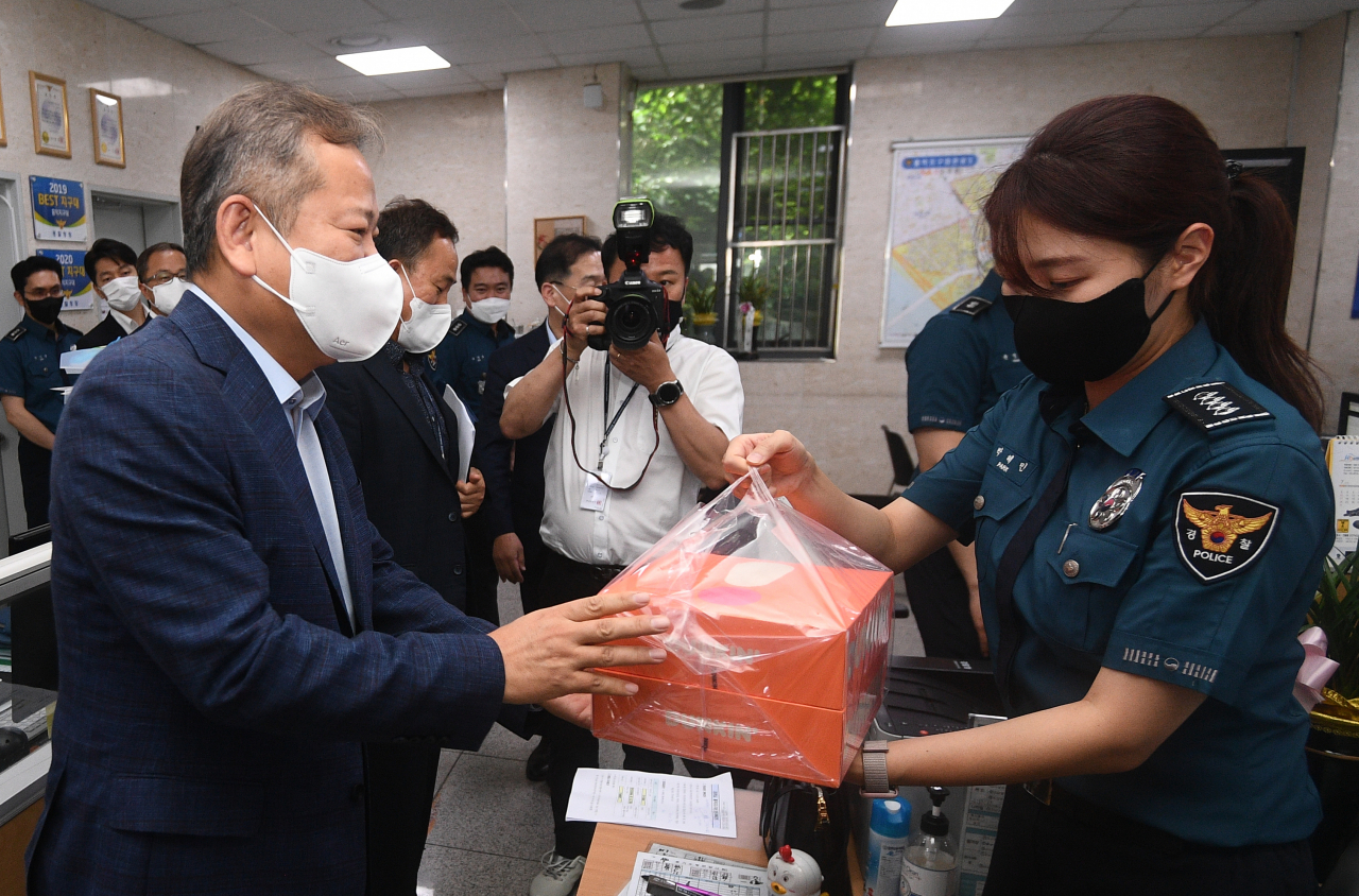 선물 전달하는 이상민 행정안전부 장관