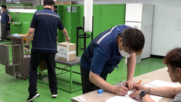 현대자동차 노조가 1일 올해 임금협상과 관련해 파업 찬반투표를 실시한 가운데 이날 오후 현대차 노조 조합원들이 투표에 참여하고 있다. [현대차 노조 제공]