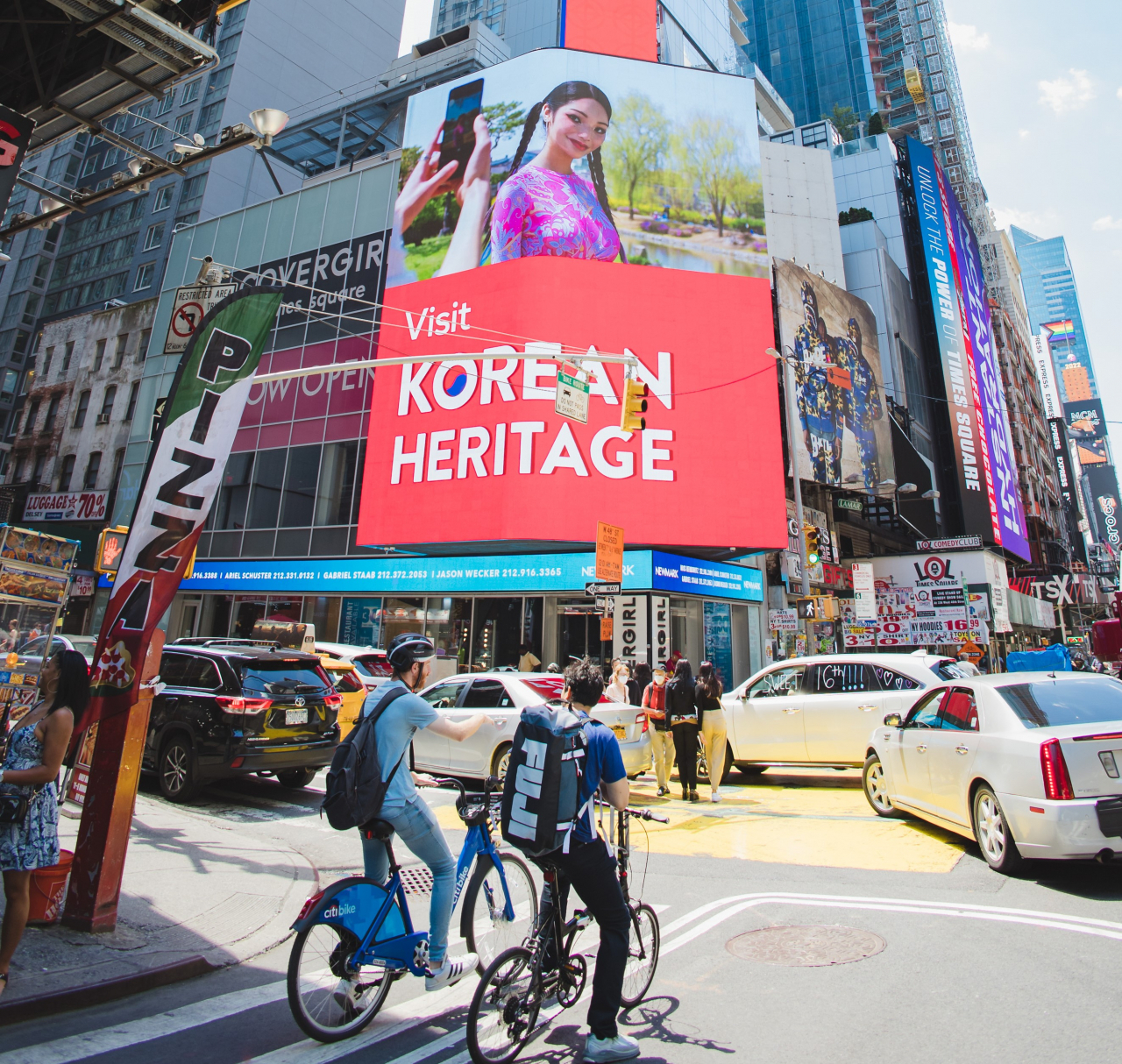 찬란한 한국문화의 진면목을 보러, 한국을 방문해보자는 내용을 담은, 한국 가상인간 삼남매의 K헤리티지 탐방 영상이 미국 뉴욕 한복판 타임스퀘어에 걸렸다. 한달 내내 지구촌 여행객의 마음을 설레게 할 것으로 기대된다.