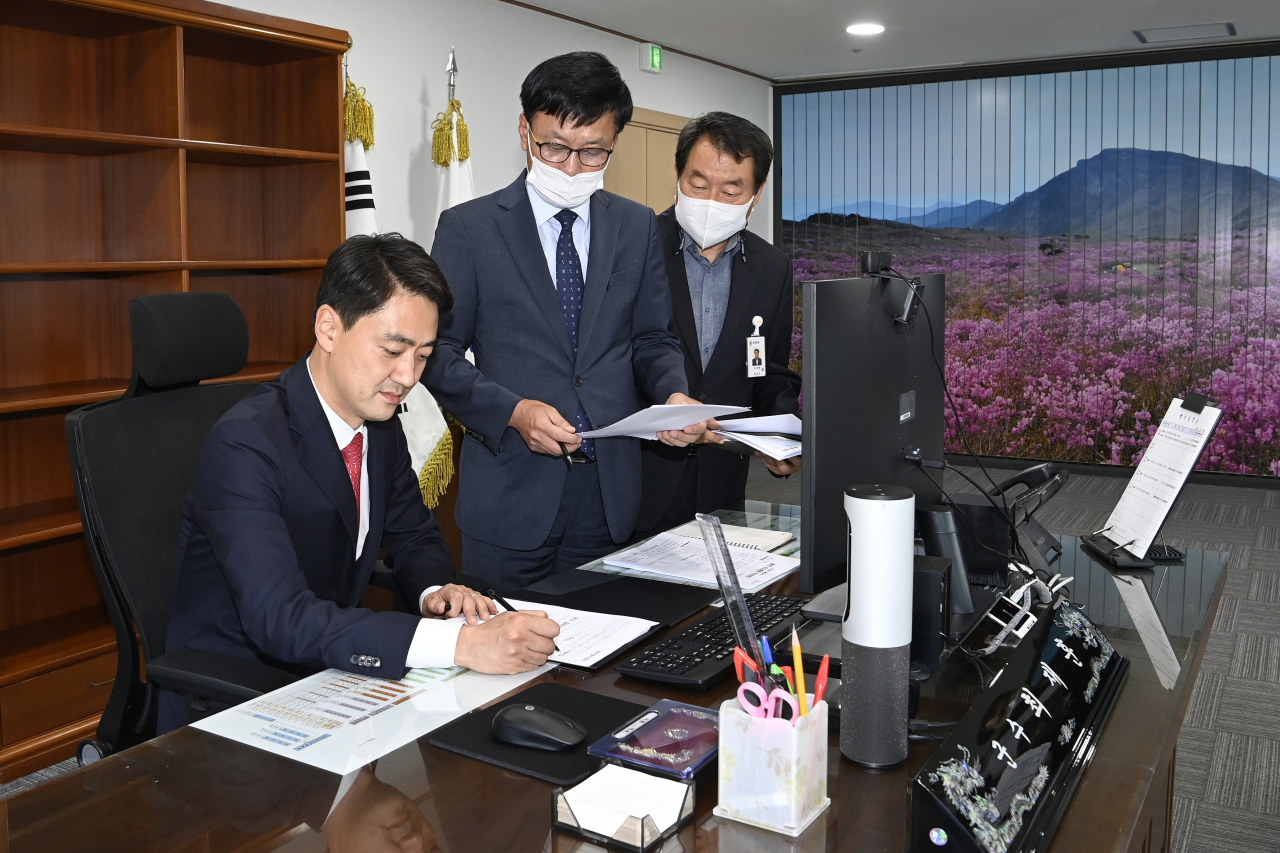 최재훈 달성군수가 1일 취임 후 1호 결재로 ‘군수실 이전 시행계획’에 서명하고 있다.[달성군 제공]