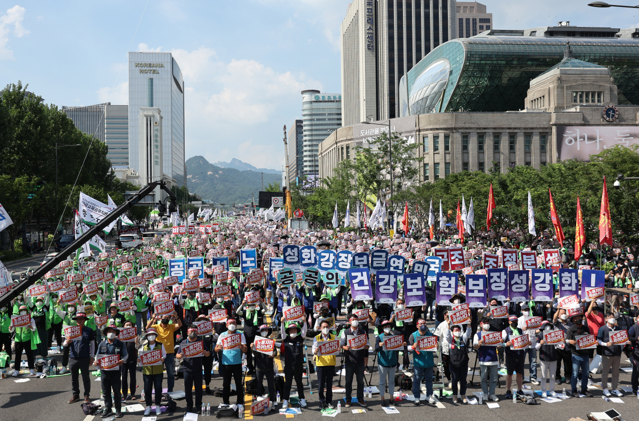 2일 서울 중구 서울시청 앞 광장과 세종대로 일대에서 ‘2022 민주노총 7·2 전국노동자대회’가 열리고 있다. [연합]