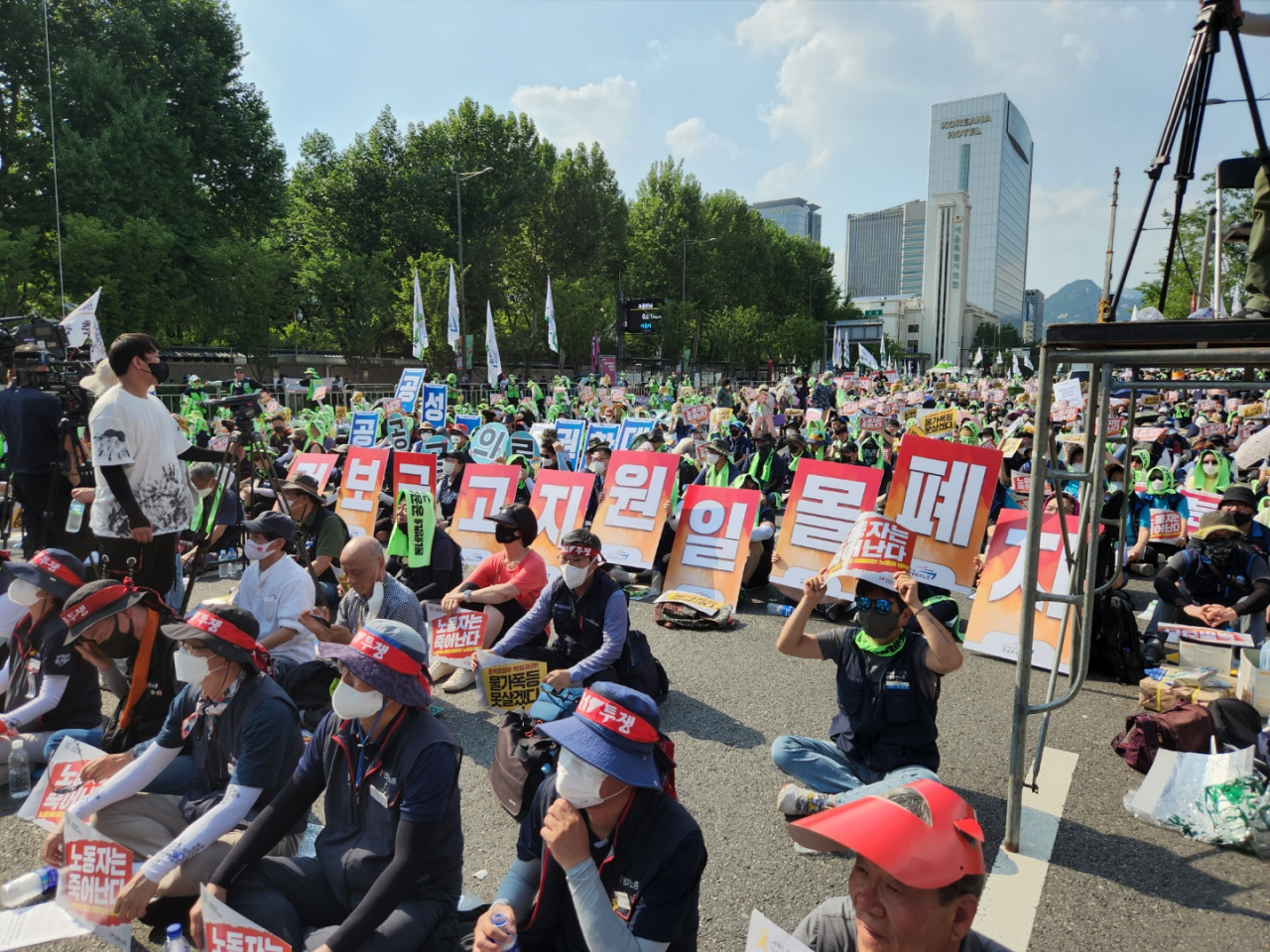 2일 오후 서울 중구 서울광장과 세종대로 일대에서 열린 ‘2022 민주노총 7·2 전국노동자대회’에서 참가자들이 구호를 외치고 있다. 이영기 수습기자