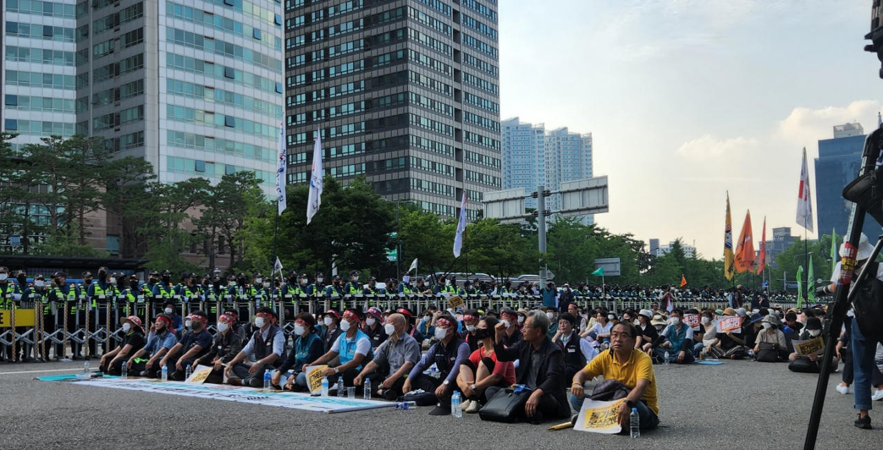 2일 오후 대통령 집무실 인근인 서울 용산구 삼각지역 부근에서 집회 참가자들이 마무리 발언을 듣고 있다. 이영기 수습기자
