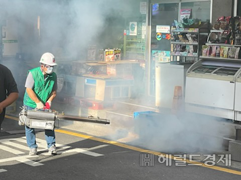 은평구 구산동에서 2일 새마을자율방역단이 긴급 방역 조치를 실시하고 있다. [은평구 제공]