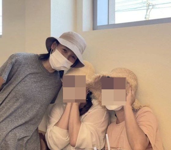 이효리가 벙거지 모자 등 소탈하고 편안한 차림으로 손님들과 사진을 찍고 있다. [SNS캡처]