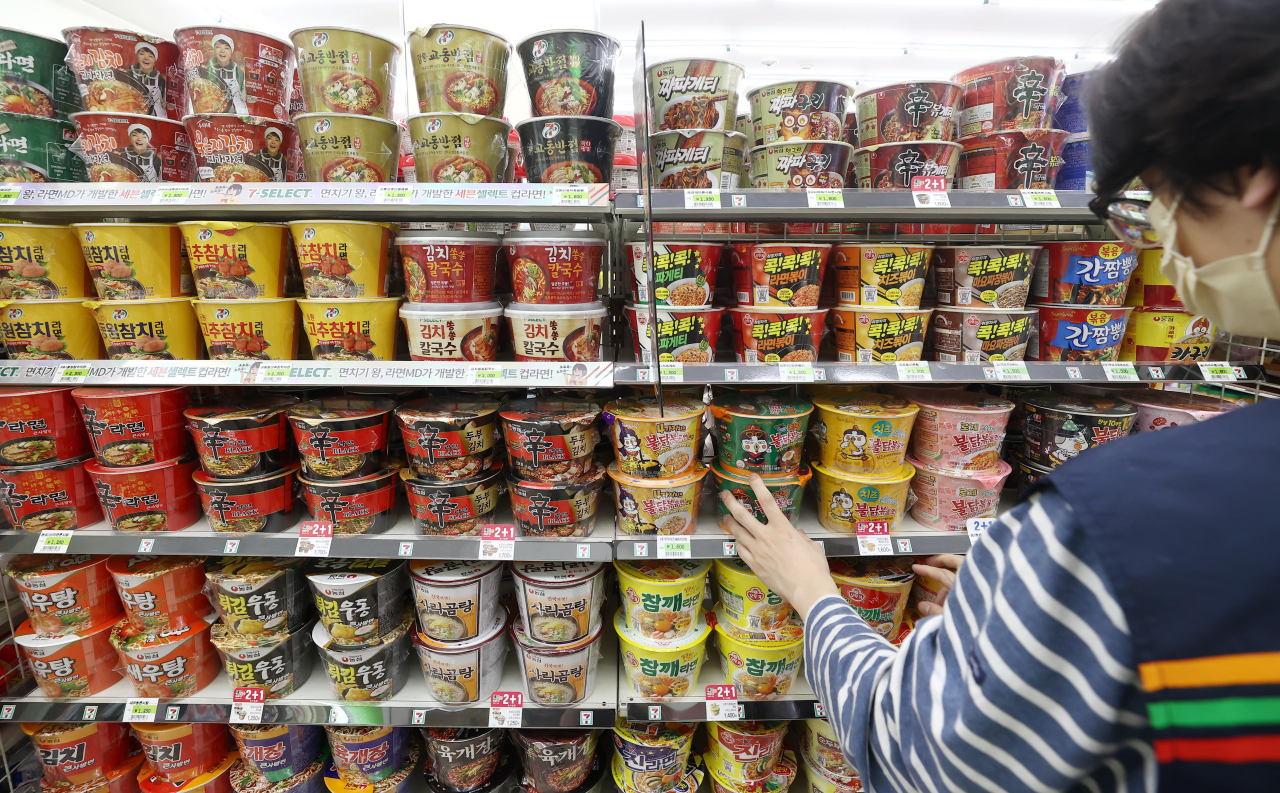 Vietnam outpaces S. Korea in instant noodle consumption - THE INVESTOR