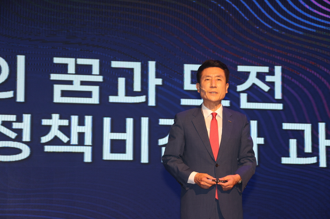 이강덕 포항시장이 1일 포항문화예술회관에서 열린 취임식장에서 시민들에게 도시 비전과 정책방향을 프리젠테이션(PT)으로 설명하고 있다. [포항시 제공]