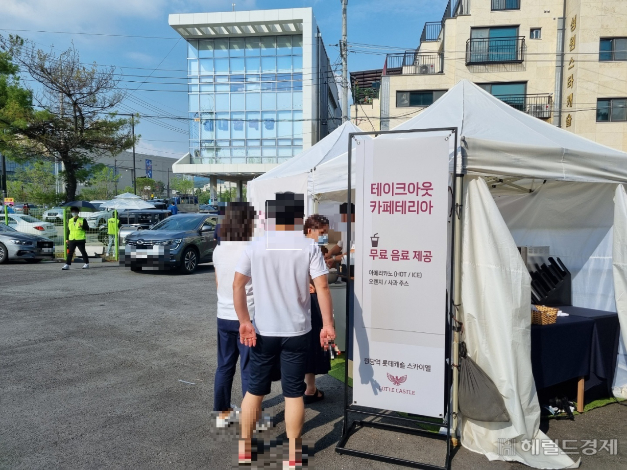 실내 식음료 섭취 제한으로 야외 임시 공간에 카페테리아가 마련돼있다.[헤럴드경제DB]