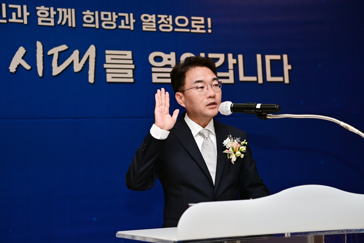 윤석준 대구 동구청장이 1일 동구청 대회의실에서 열린 취임식에서 선서를 하고 있다.[대구 동구 제공]