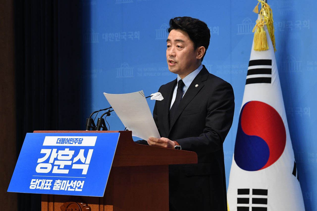 Rep. Kang Hoon-sik of the main opposition Democratic Party of Korea announces his bid for the party's upcoming chairman election during a press conference held at the National Assembly on Sunday. (Joint Press Corps)