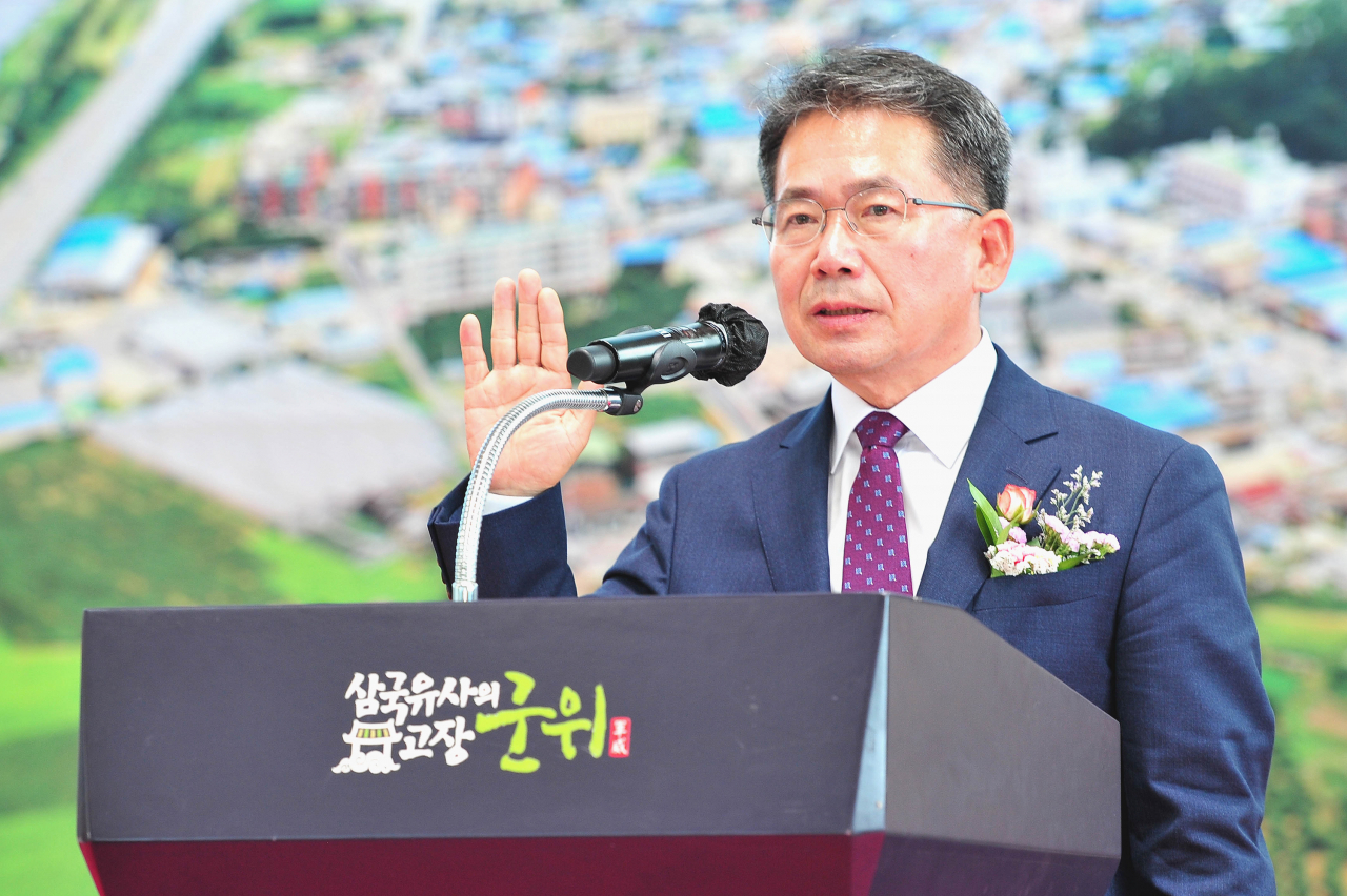 김진열 군위군수가 1일 군위 종합테니스장에서 열린 취임식에서 선서를 하고 있다.[군위군 제공]