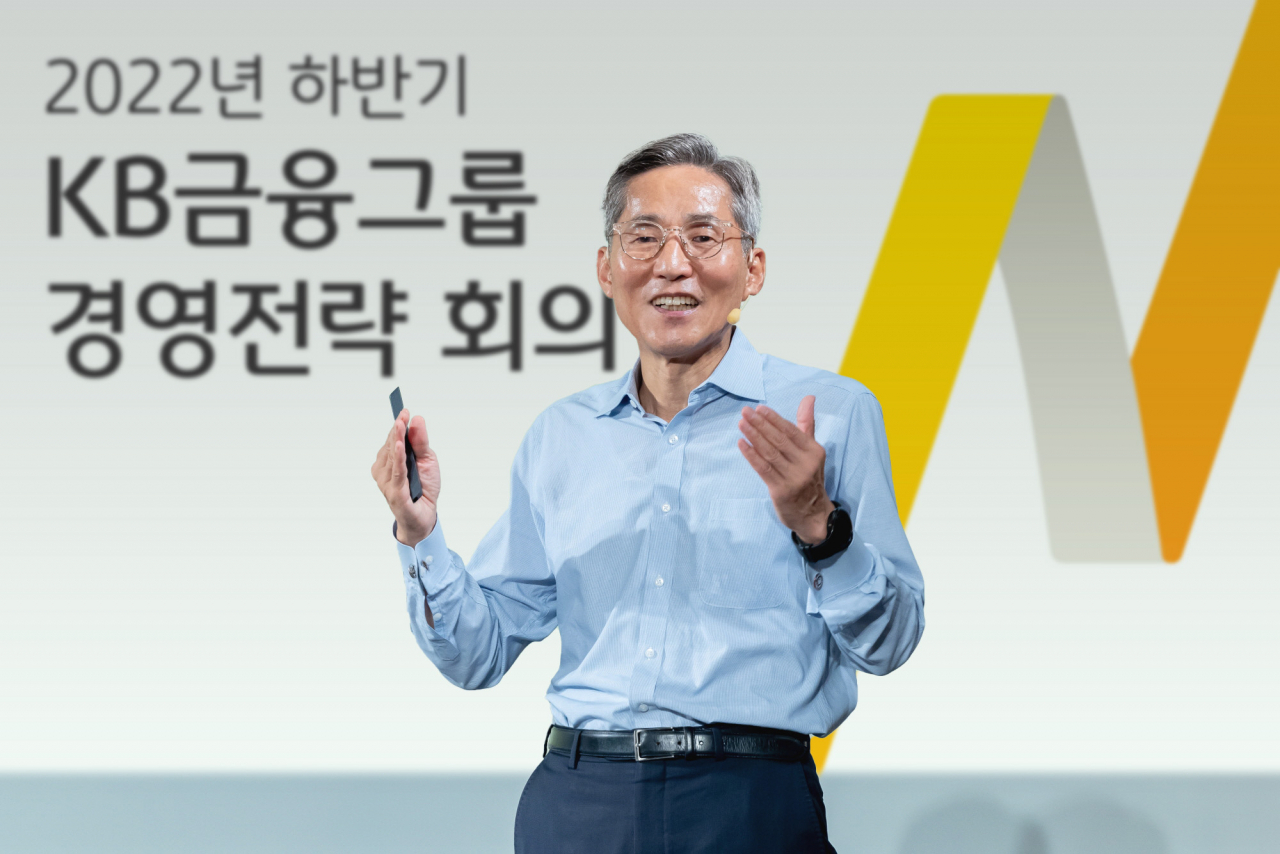 윤종규 KB금융그룹 윤종규 회장이 지난 1일 개최된 2022 하반기 그룹 경영전략회의에서 경영진 대상으로 특강을 하고 있다.