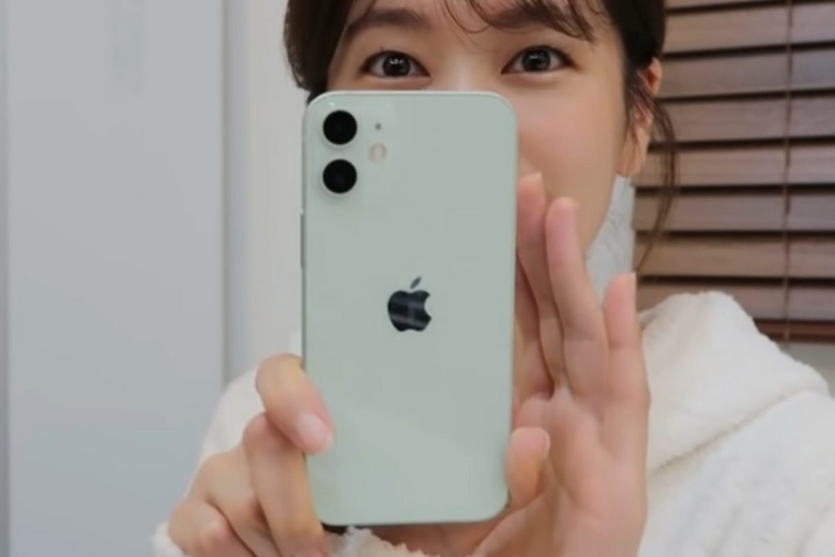 '아이폰12 미니(64GB)' 출고가가 61만6000원까지 인하되며 실구매가가 0원까지 떨어졌다. 사진은 '아이폰12 미니' 그린 색상 언박싱 영상 중 일부. [유튜브 채널 '정소민ssomday']
