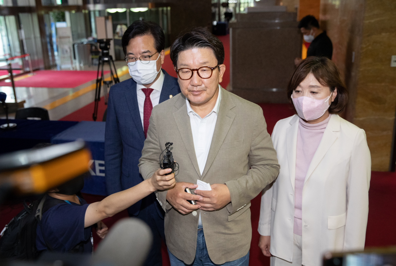 국민의힘 권성동 원내대표가 3일 오후 서울 여의도 국회에서 원구성 논의를 위한 비공개 회동 결과를 설명하고 있다. [연합]