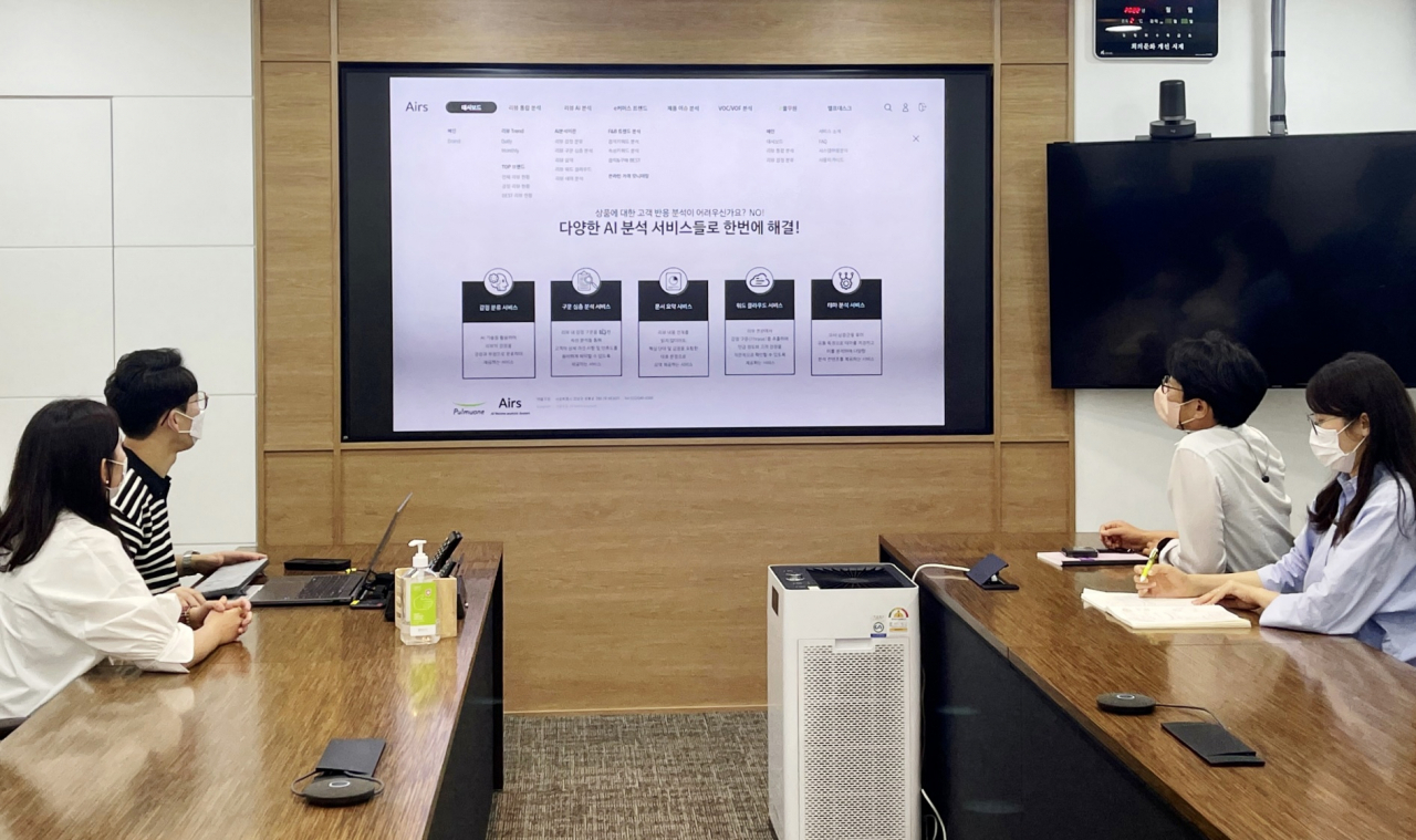 풀무원 임직원들이 최근 개발한 ‘VOC(고객의 목소리)·Review(리뷰) 분석 시스템’을 활용한 고객 반응 데이터를 분석해 신제품 개발 회의를 하고 있다. [풀무원 제공]