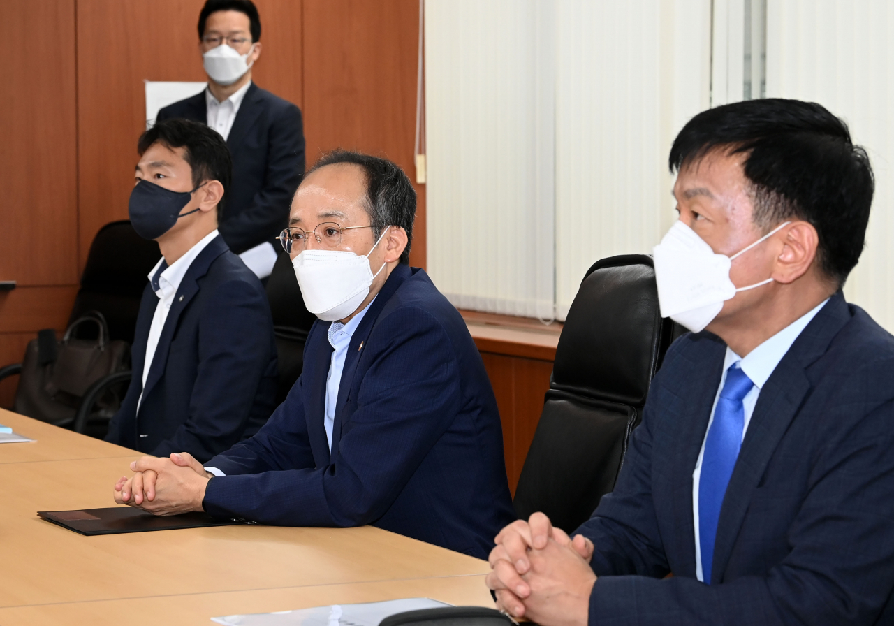 추경호 경제부총리 겸 기획재정부 장관(가운데)이 4일 오전 서울 중구 은행회관에서 열린 경제부총리 주재 금융당국 조찬간담회조찬간담회에 참석해 발언을 하고 있다. 임세준 기자