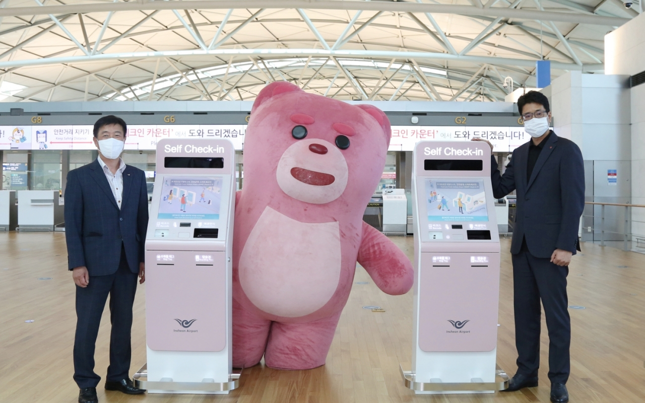 지난 1일, 인천공항공사와 벨리곰 IP 활용 스마트 서비스 제공에 관한 업무협약을 체결하고, 셀프 체크인 구역에서 기념 사진을 촬영하고 있다. 왼쪽부터 인천공항공사 류진형 운영본부장, 롯데홈쇼핑 자체 캐릭터 '벨리곰', 롯데홈쇼핑 신성빈 마케팅본부장. [롯데홈쇼핑 제공]