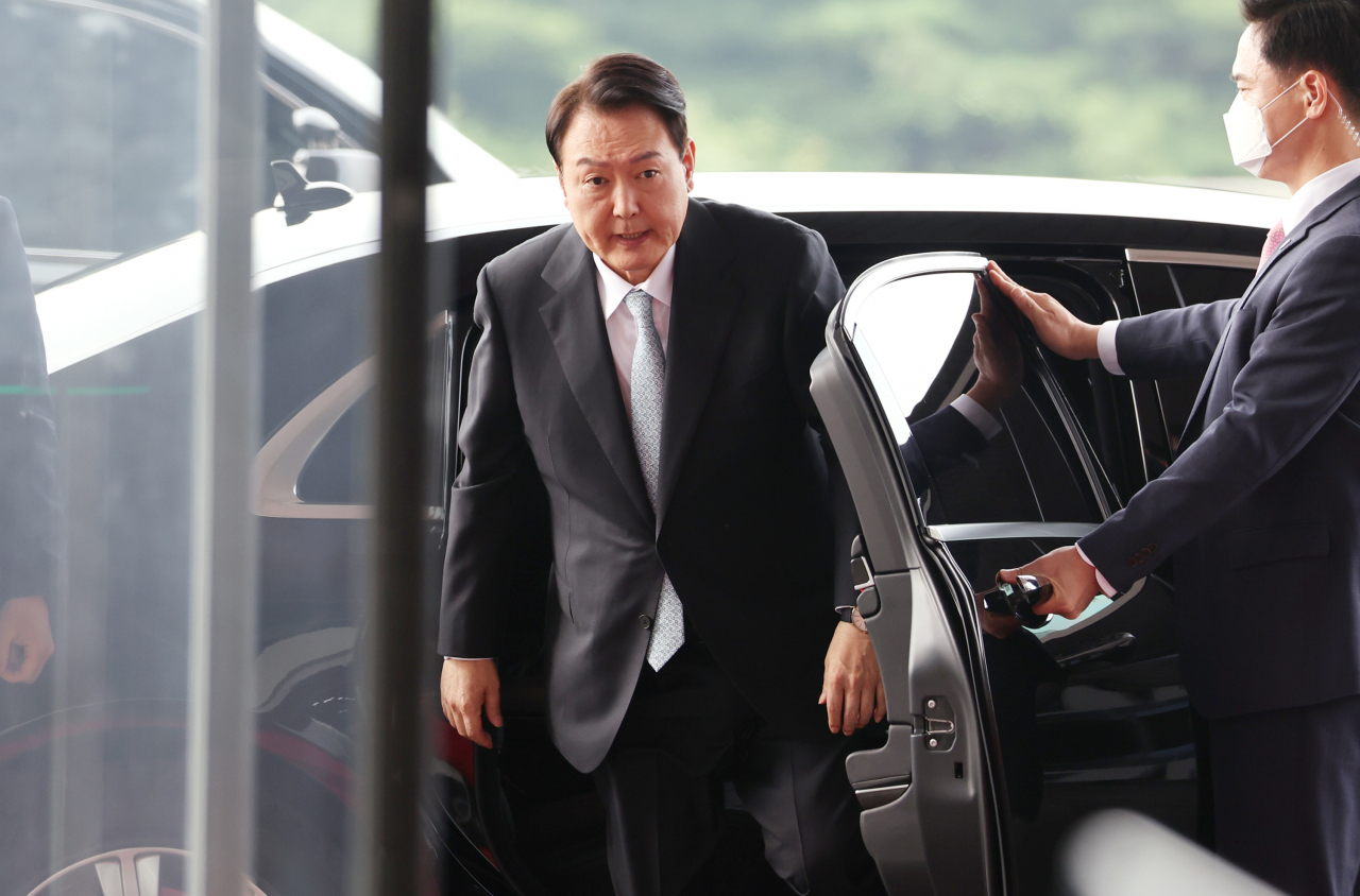 윤석열 대통령이 4일 오전 서울 용산 대통령실 청사로 출근하고 있다. [연합]