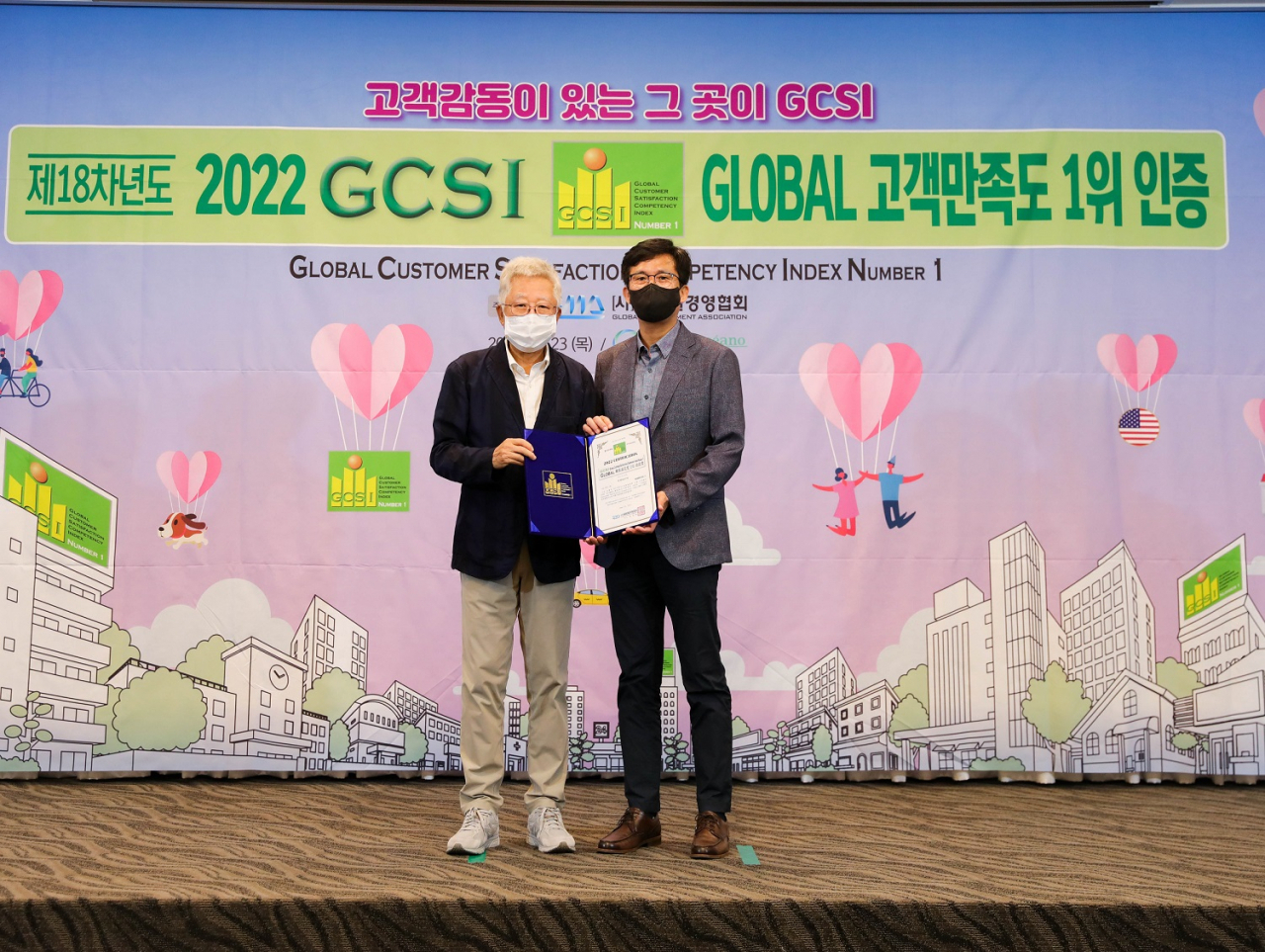 배순훈(왼쪽) 글로벌경영협회 회장과 이주완 넥센타이어 글로벌품질 BS(Business Sector)장이 지난달 24일 열린 GCSI 인증식에서 기념 촬영을 하고 있다. [넥센타이어 제공]