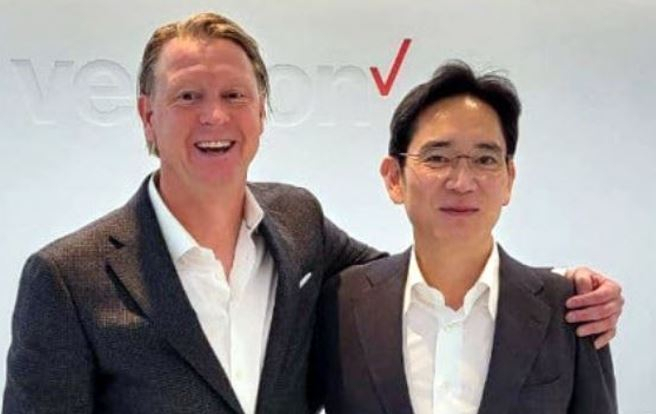 이재용(오른쪽) 삼성전자 부회장이 지난해 11월 17일(현지시간) 미국 뉴저지주 버라이즌 본사에서 한스 베스트베리(왼쪽) CEO와 만나 어깨동무를 하고 기념촬영을 하고 있다. [삼성전자 제공]