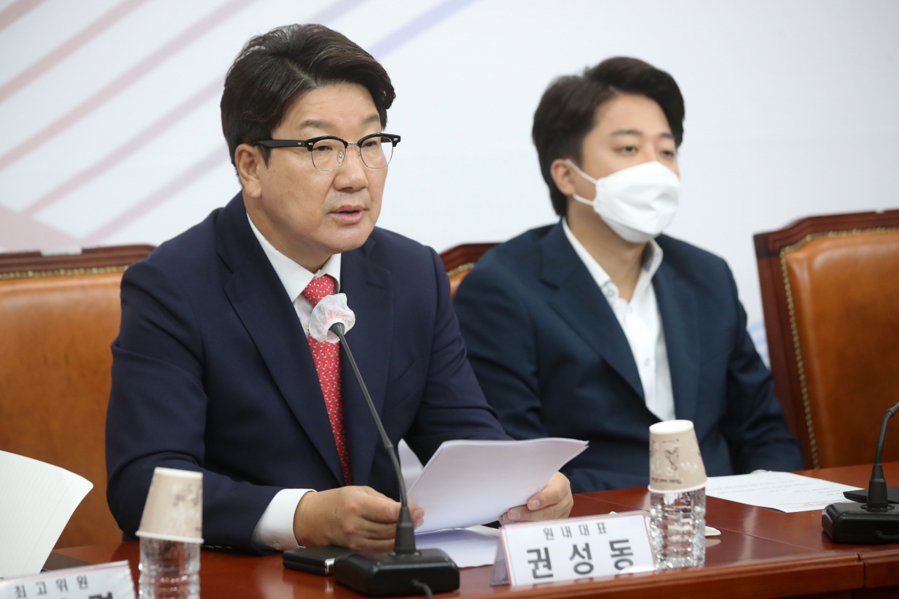 국민의힘 권성동 원내대표가 4일 오전 국회에서 열린 최고위원회의에서 발언하고 있다. 오른쪽은 이준석 대표. 이 대표는 이날 회의에서 공개 모두발언을 하지 않았다. [연합]