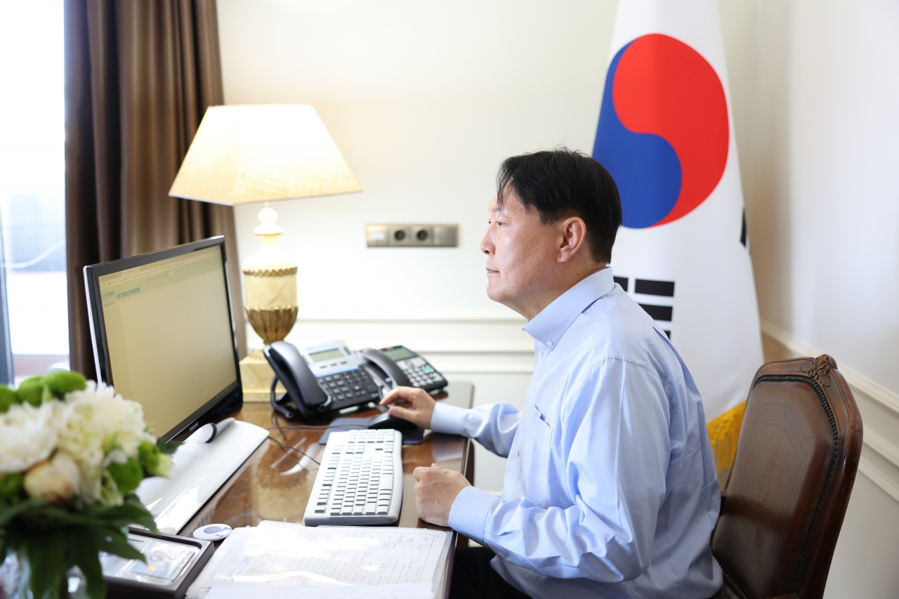 대통령실은 북대서양조약기구(NATO·나토) 정상회의에 참석한 윤석열 대통령이 스페인 마드리드 시내에 위치한 호텔에서 자료를 검토하는 사진을 3일 공개했다. [대통령실]