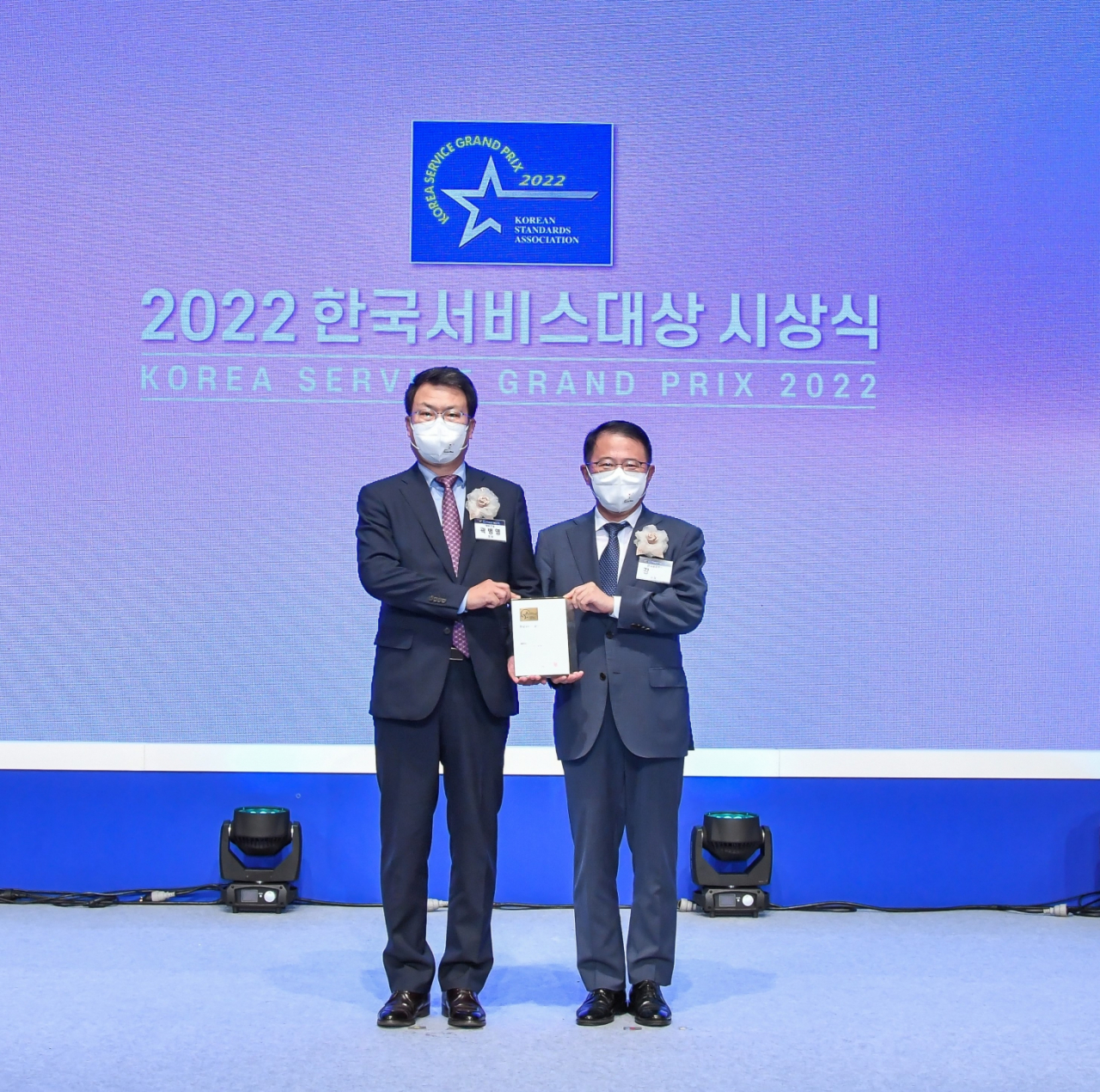 대우건설 푸르지오가 ‘2022 한국서비스대상’ 아파트 부문 종합대상을 수상했다. 지난 1일 열린 시상식에서 곽병영 대우건설 주택건축사업본부장(왼쪽)과 강명수 한국표준협회 회장이 기념촬영을 하고 있다. [표준협회 제공]