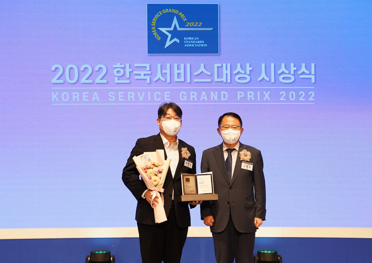주영수 롯데건설 상무(왼쪽)가 ‘2022 한국서비스대상 시상식’에서 수상 후 기념촬영을 하고 있다.