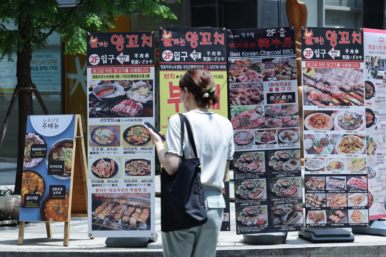 이번 주 발표되는 6월 소비자물가 상승률이 6%대를 넘을 수 있다는 관측이 나온다. 5월 소비자물가 상승률은 5.4%로 2008년 8월 이후 13년 9개월 만에 가장 높았는데, 6월 상승률은 이보다 더 높을 것이 확실시된다. [연합]