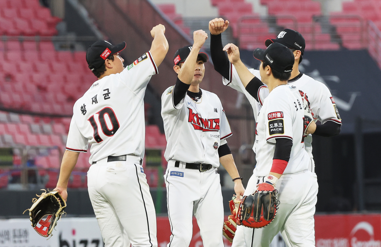 KT Wiz players celebrate their 6-0 win over the Doosan Bears in a Korea Baseball Organization regular season game at KT Wiz Park in Suwon, 35 kilometers south of Seoul, on Sunday. (Yonhap)
