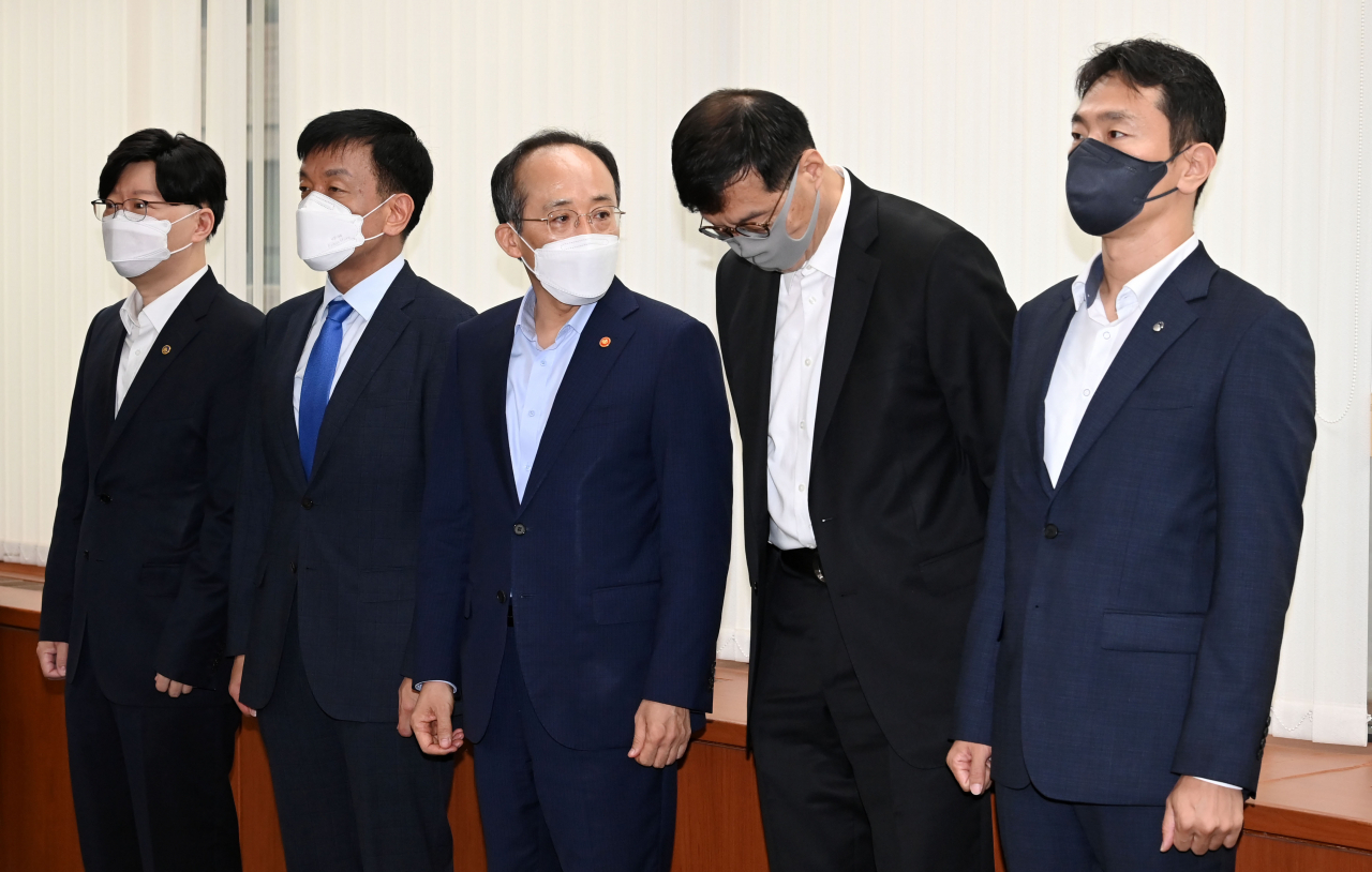 [사진=이복현 금융감독원장(맨 오른쪽)이 4일 오전 오전 서울 중구 은행회관에서 열린 경제부총리 주재 금융당국 조찬간담회에서 기념촬영을 하고 있다. 왼쪽부터 김소영 금융위원회 부위원장, 최상목 대통령비서실 경제수석, 추경호 경제부총리 겸 기획재정부 장관, 이창용 한국은행 총재.][연합]