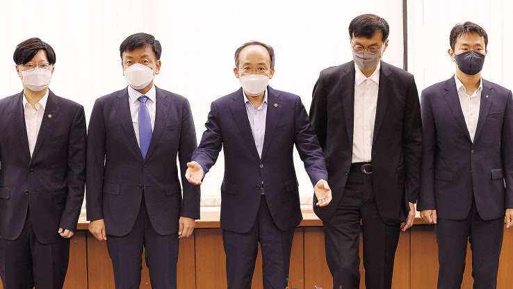 4일 오전 서울 중구 은행회관에서 열린 경제부총리 주재 금융당국 조찬간담회 참석자들이 기념촬영을 하고 있다. 왼쪽부터 김소영 금융위원회 부위원장, 최상목 대통령비서실 경제수석, 추경호 부총리 겸 기획재정부 장관, 이창용 한국은행 총재, 이복현 금융감독원 원장. 참석자들은 이날 경제 복합위기가 상당기간 지속될 수 있다고 진단하고 거시경제 리스크 요인들이 현실화하지 않도록 관계부처 합동 대응체계를 구축해 선제적으로 대응키로 했다. 임세준 기자